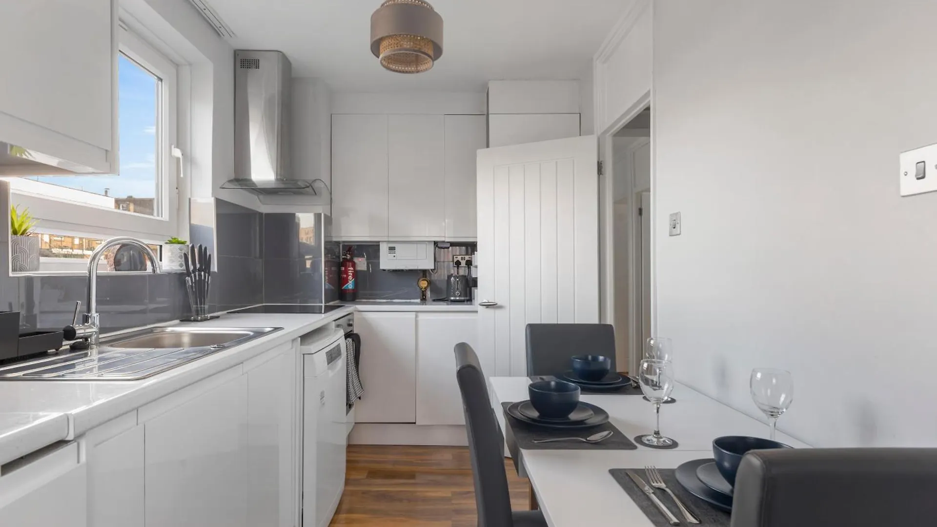 Monthly Stay For 3-Bedroom Only 5 Minutes To Hoxton Station London Apartment