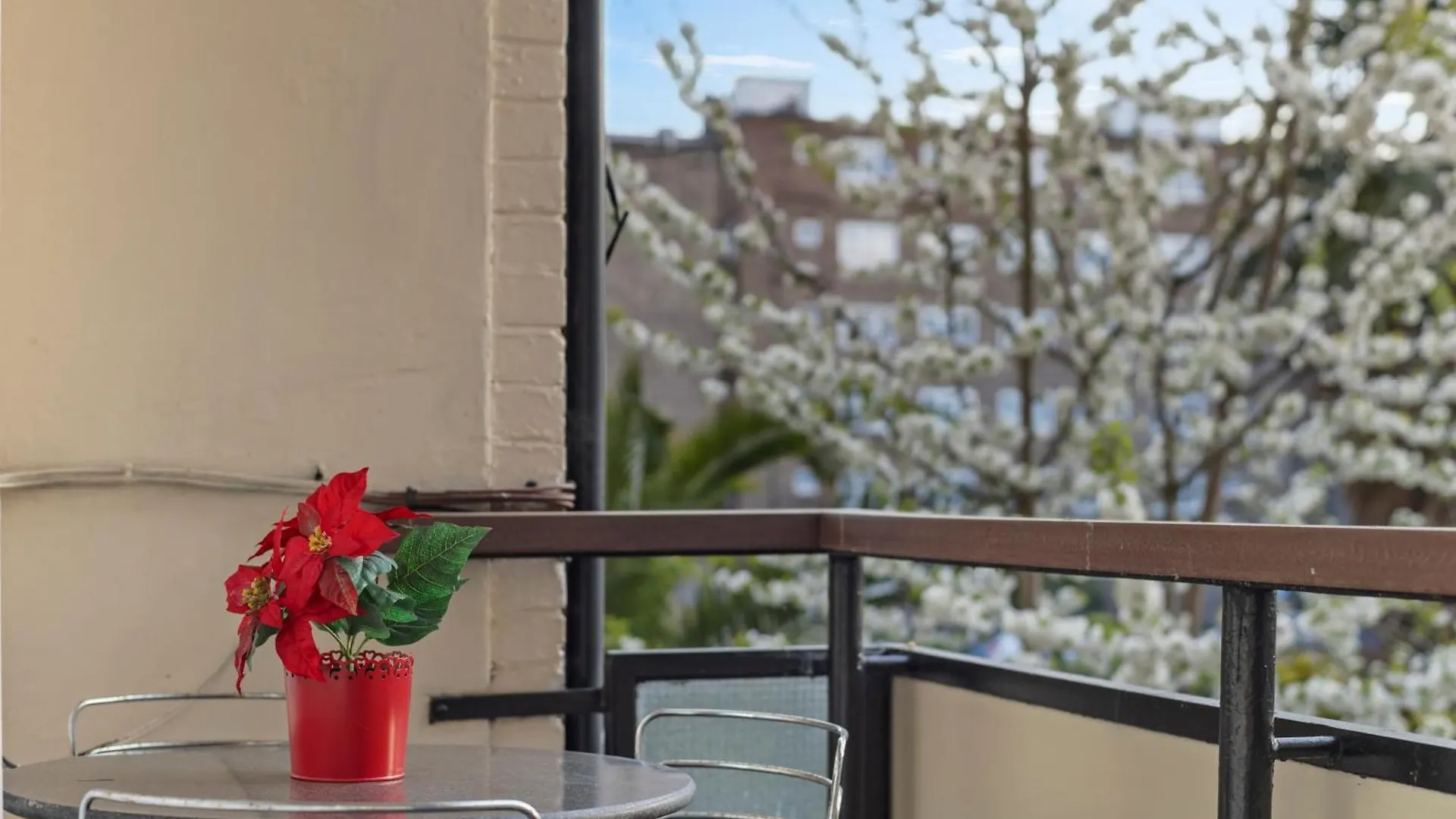 Monthly Stay For 3-Bedroom Only 5 Minutes To Hoxton Station London Apartment